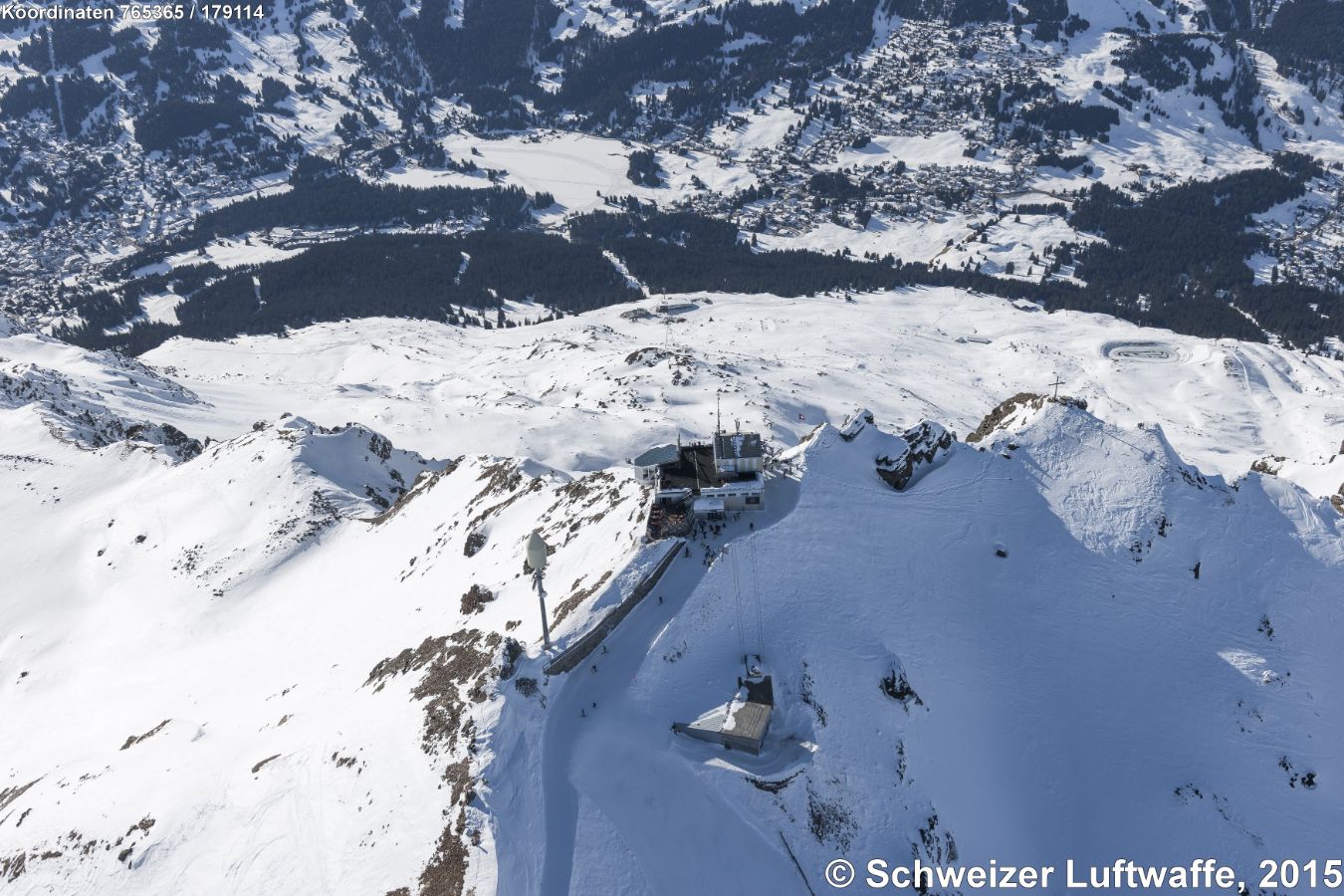 Panorama-Restaurant Parpaner Rothorn, 2861 M.ü.M. (Position 2'764'952.21, 1'179'094.22). Im Tal rechts (Rchtg N): Valbella, links: Lenzerheide. Hier Waldschneise für Bergbahn Val Sporz - Tgantieni.